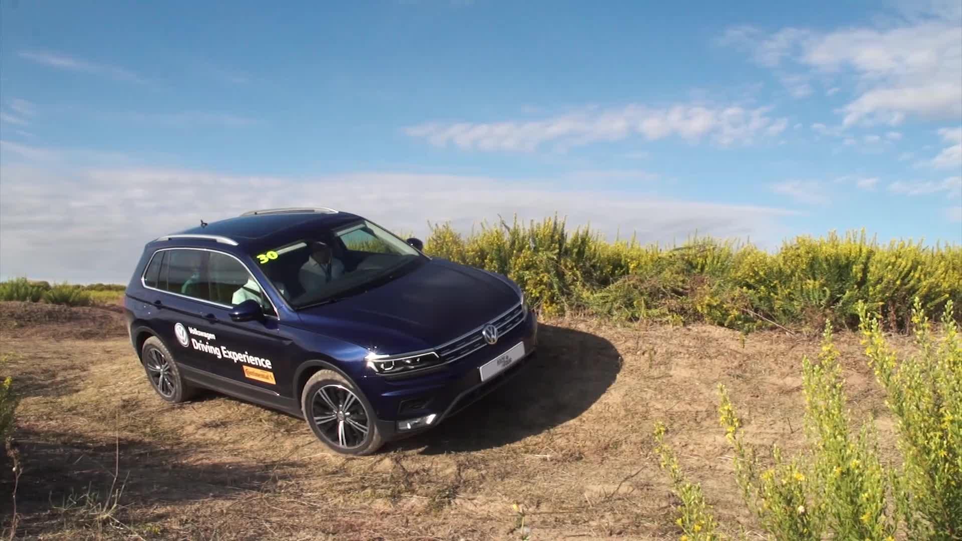 Luis Moya, en una de las clases teóricas de Volkswagen Driving Experience