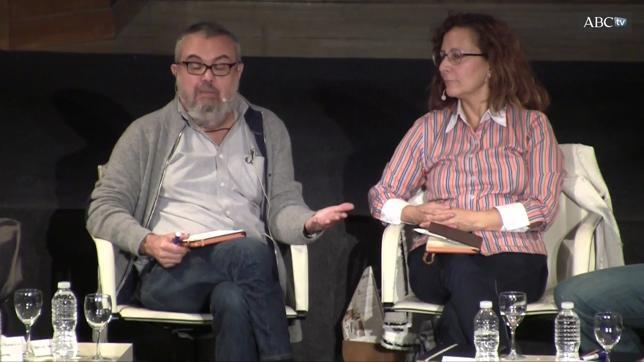 Julián Barriga, ex director de Servimedia (de izq. a dcha. de la imagen); Elsa González, presidenta de Fape; Javier Hernández, periodista y deportista paraolímpico; Juan Antonio Ledesma, miembro del Cermi; Eva González, asesora de Comunicación del Congreso; Emilio de Benito, periodista de «El País»; Érika Montañés, jefa de Sección de Sociedad de ABC y moderadora de la mesa