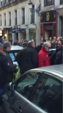 El edil de Seguridad, Javier Barbero, se esconde en un coche en medio de la protesta