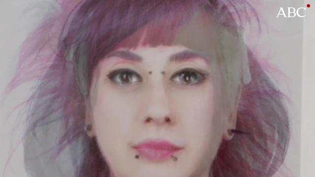 Edurne Herrán, cerca de la ventana en su estudio madrileño