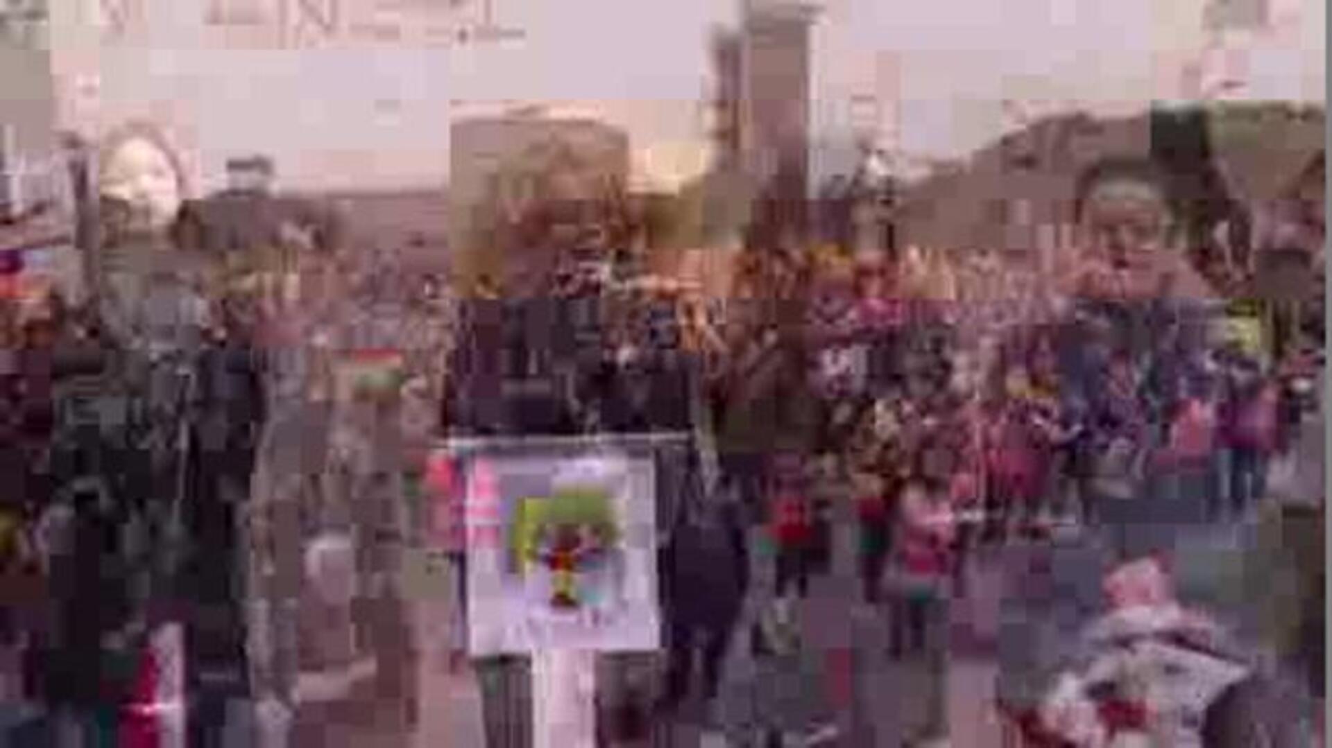 Ponen letra al Himno Nacional: «Canta España y al viento de los pueblos lanza tu cantar...»