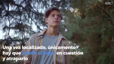 Un niño juega al nuevo videjuego de Nintendo Pokémon Go