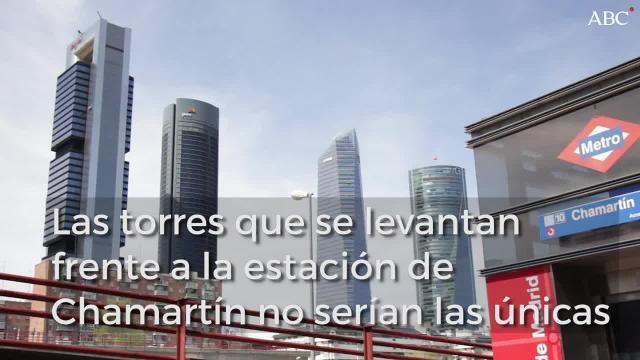 Vías del tren de la estación de Chamartín con las cuatro torres al fondo