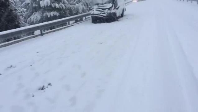 Imagen de la furgoneta tras el accidente en la carretera de Castalla, Alicante