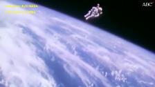 Fallece Bruce McCandless, el primer astronauta que flotó libre en el espacio