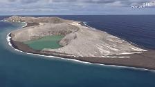 Visitan la extraña isla que la NASA vio surgir de la nada hace cuatro años