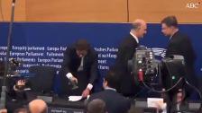 Vídeo: Un miembro de La Liga pisotea los papeles de Moscovici