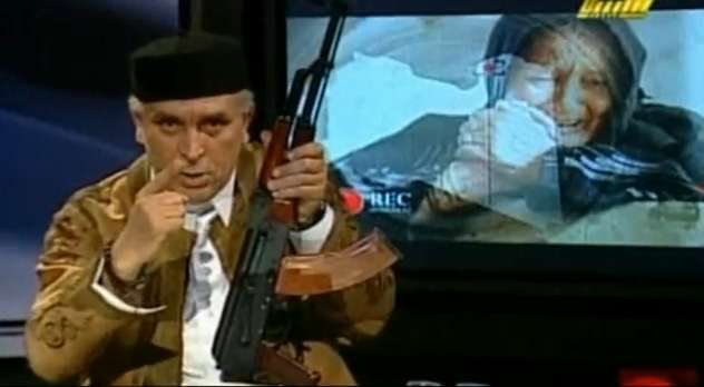 Enseña un arma en TV y dice que dará «la última gota de su sangre» por Gadafi