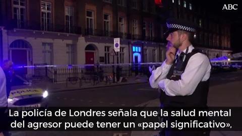 Oficiales de la policía investigan en la escena donde una mujer murió y varias personas resultaron heridas por un sospechoso ataque con cuchillo