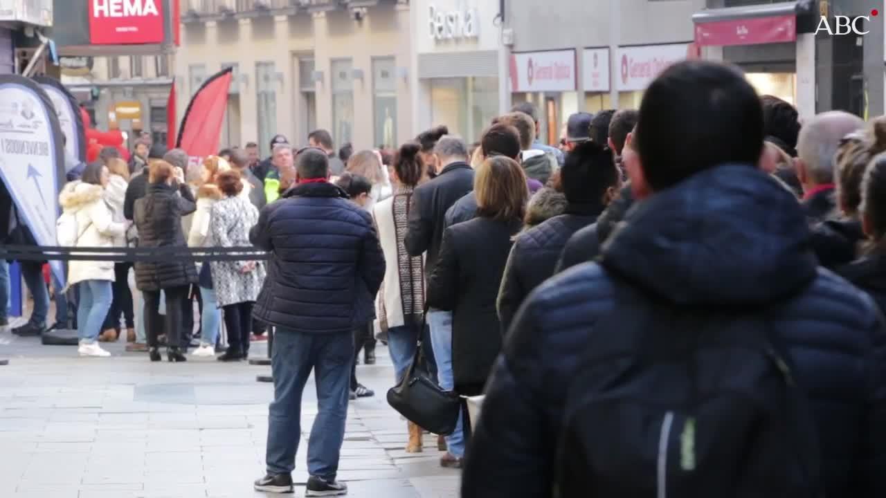 Vídeo: Colas para comprar lotería de Navidad en Doña Manolita