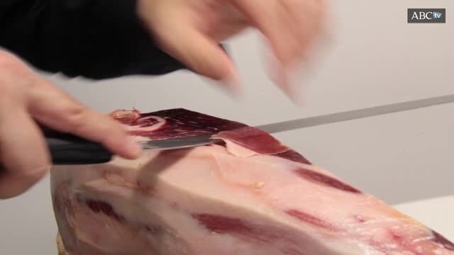 Carlos Barriga, cortador profesional de jamón