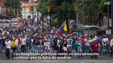 Seguidores chavistas portan una Coca Cola gigante, en una foto de archivo