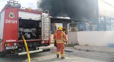 Tres heridos por inhalación de humo en el devastador incendio de una empresa en Manises