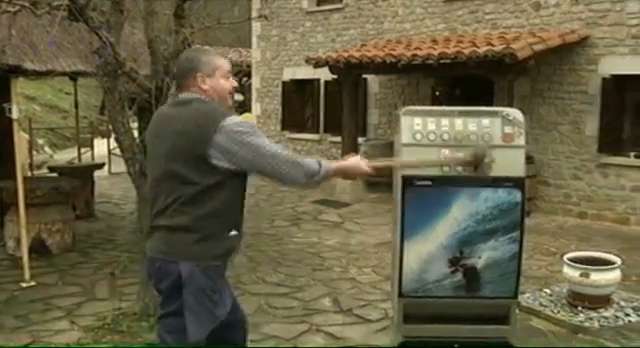 Un hostelero de Otxandio rompe a mazazos su máquina de tabaco