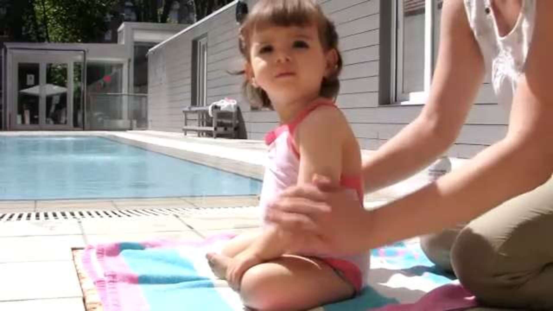 Cómo aplicar correctamente la crema solar a los niños