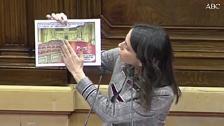 Arrimadas exhibe en el Parlament una viñeta de Nieto, dibujante de ABC