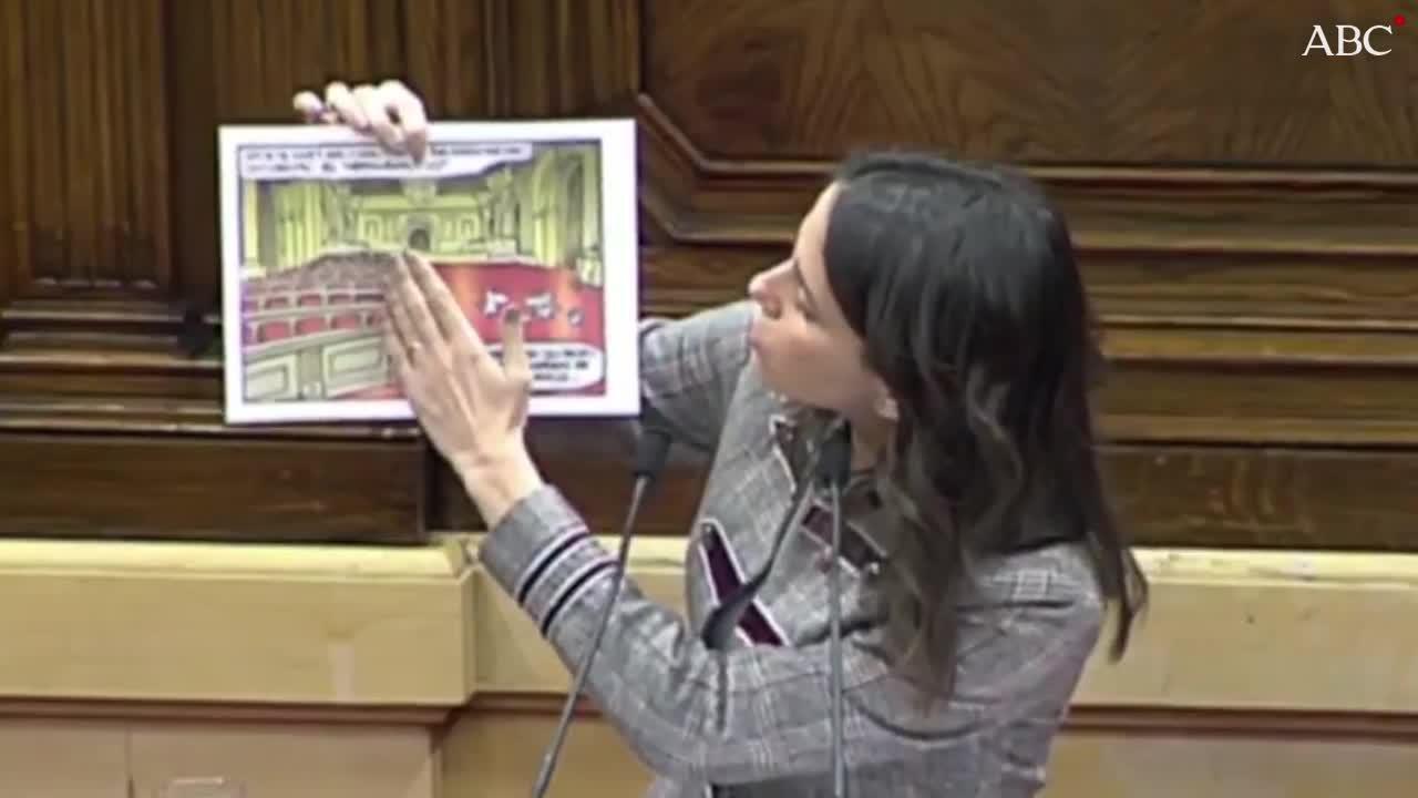 Arrimadas ejemplifica su discurso en el Parlament con una viñeta de Nieto, dibujante de ABC