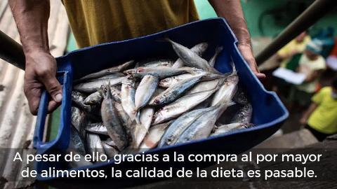 Los presos se amontonan en una de las celdas de la cárcel de Quezon City, al norte de Manila