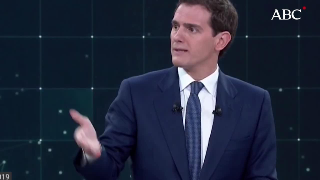 Rivera muestra la foto de «las 21 condiciones de la vergüenza» de Sánchez con Torra