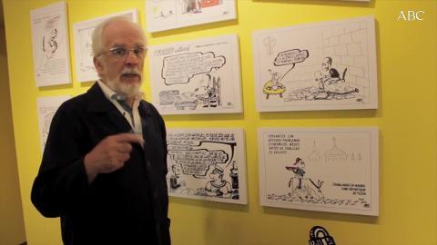 El escritor y humorista Forges explica una de las viñetas de su exposición sobre Cervantes