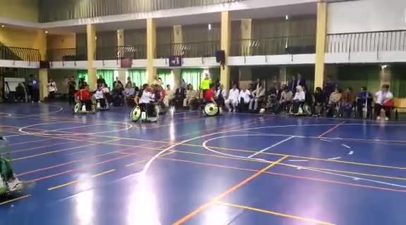 Las sillas de ruedas tienen una especie de pinzas para agarrar y conducir el balón