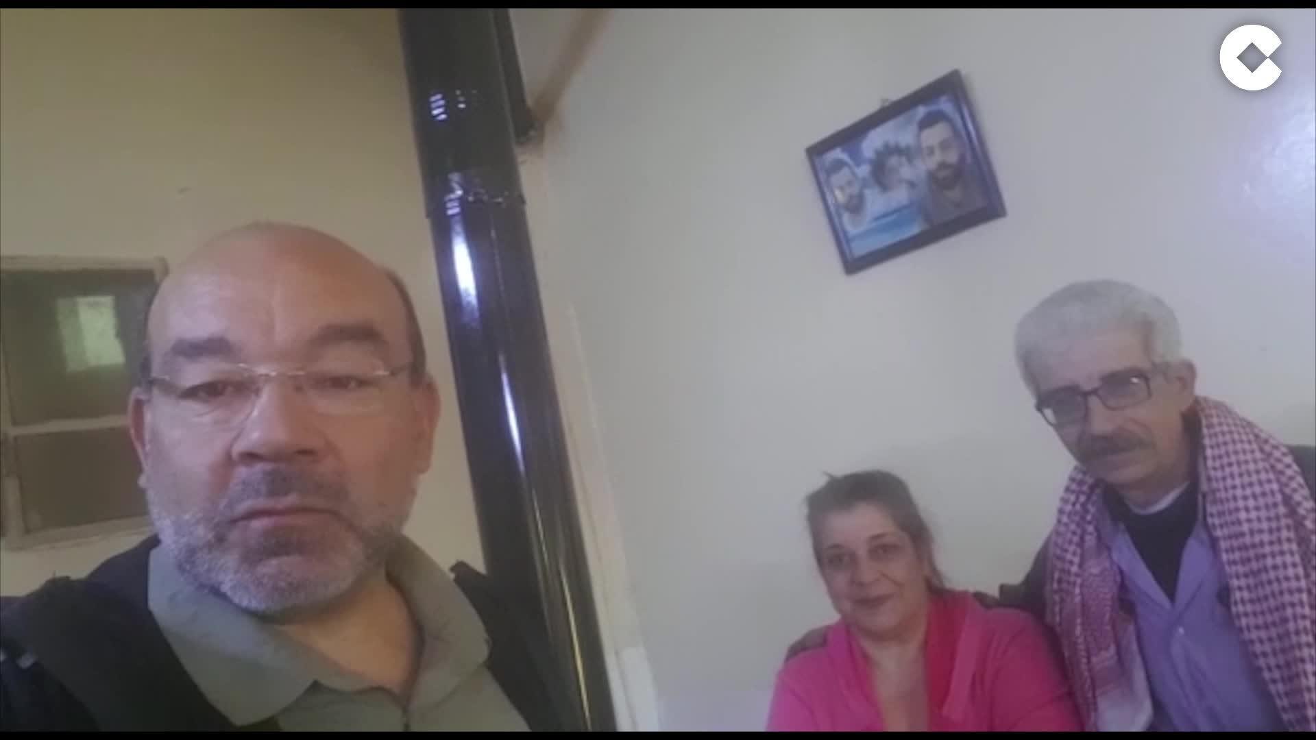 Ángel Expósito habla con una familia de refugiados