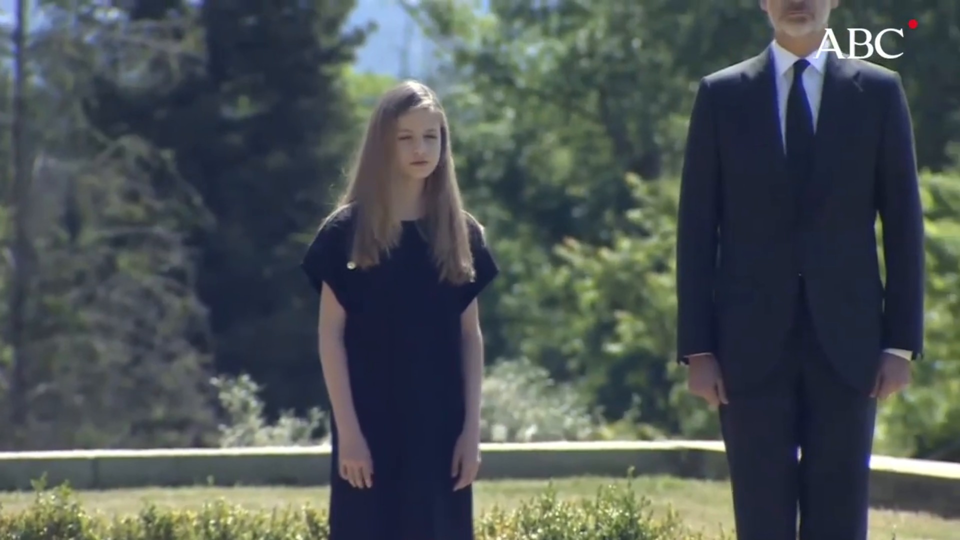 Así ha sido el minuto de silencio guardado por los Reyes de España en memoria de las víctimas del coronavirus