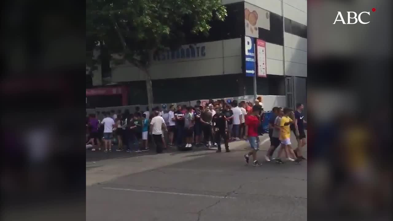 Locura por Hazard: Cola kilométrica para ver la presentación del belga en el Bernabéu