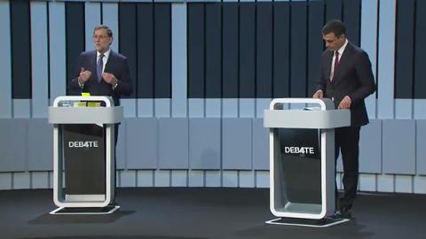 Rajoy y Sánchez se saludan antes del debate
