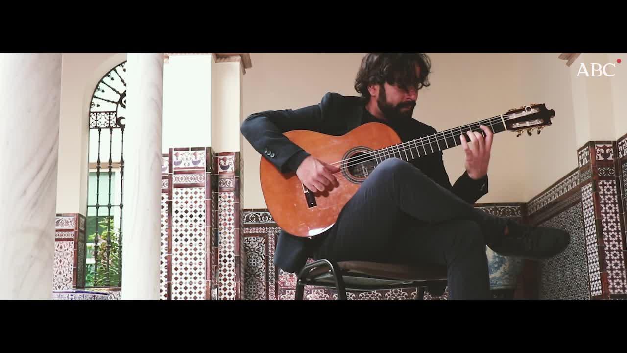 Daniel Casares durante su actuación en el patio andaluz de ABC, interpreta «La luna de Alejandra»