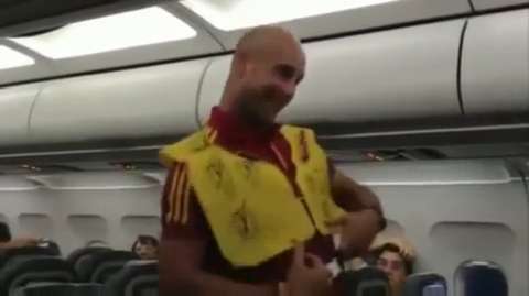 Pepe Reina, «azafata de vuelo» improvisada