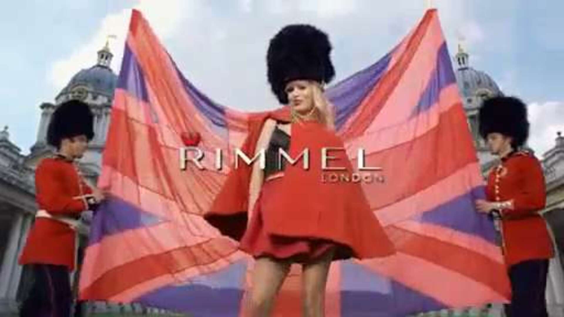 La hija de Mick Jagger posa orgullosa con la bandera inglesa en un anuncio