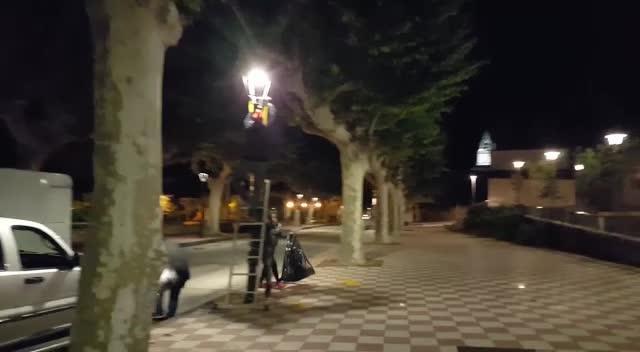 Los comandos que limpian de lazos amarillos las calles de Cataluña