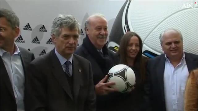 Dos agentes de la Guardia Civil custodian la entrada de la sede de la Federación