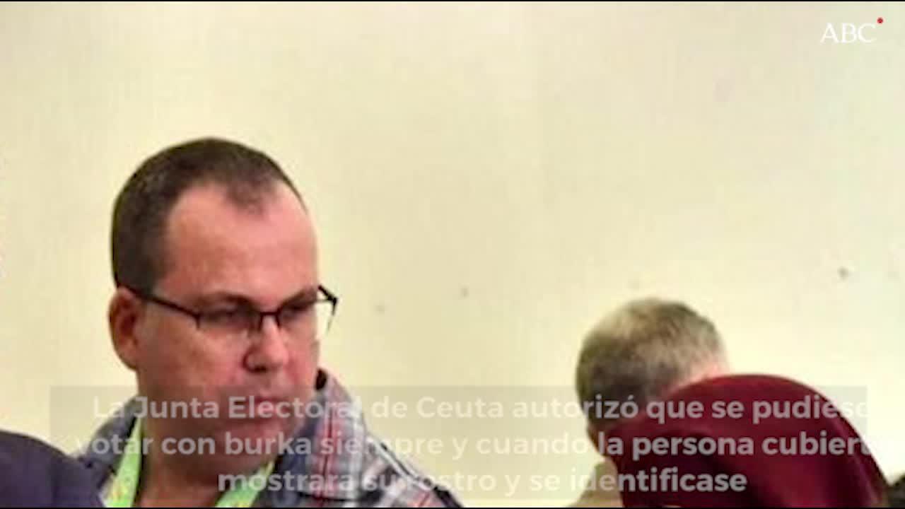 Una mujer con burka preside una mesa electoral