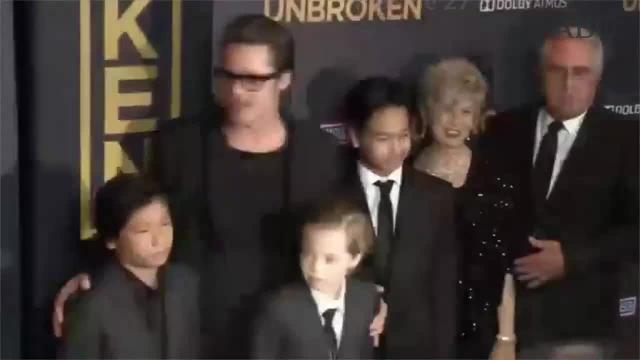 La pareja con sus hijos y miembros de seguridad