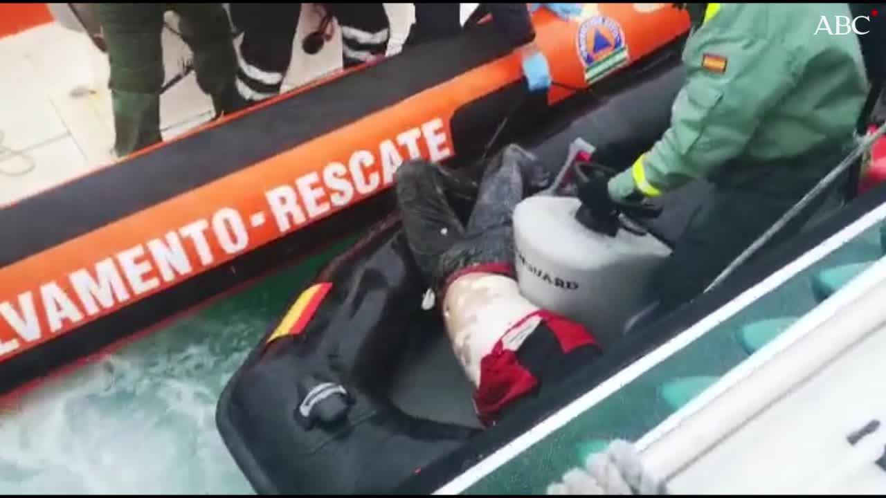 La Guardia Civil recupera otros cinco cadáveres de la patera que naufragó hace siete días