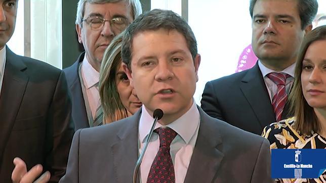 El acto de traspaso ha tenido lugar en el stand propio que la capital castellano-manchega tiene este año en Fitur