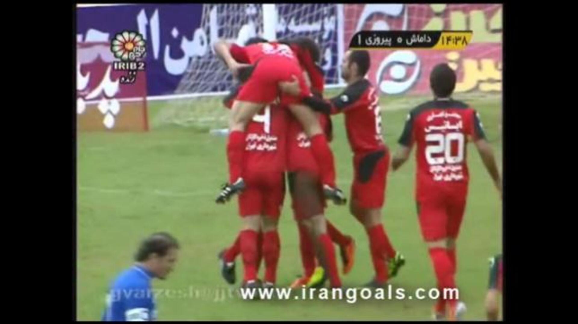 Dos meses de cárcel y 74 latigazos por la «inmoral celebración» de la liga iraní