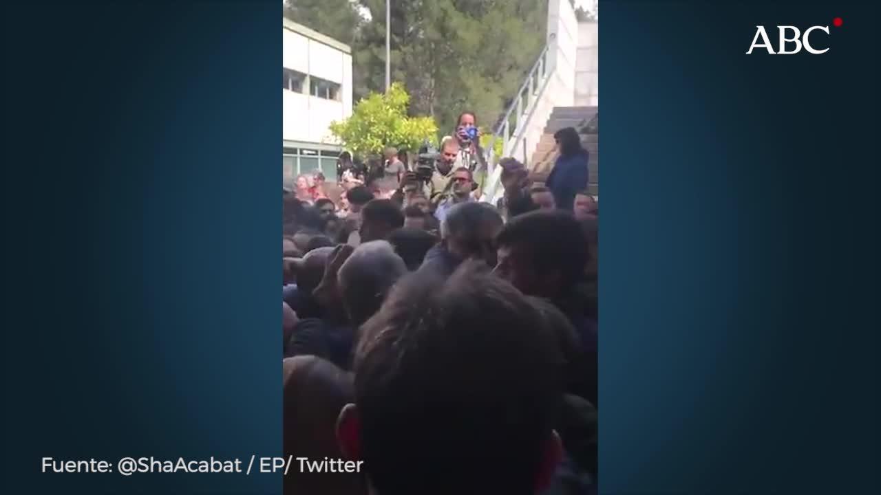 Decenas de estudiantes tratan de agredir a la candidata del PP por Barcelona