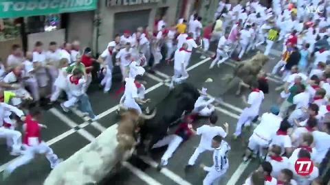 La ganadería gaditana de Fuente Ymbro, que se ha ido estirando en el recorrido hasta romperse en la calle Estafeta