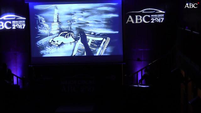 Felipe Majías ilustró con arena la entrega del Coche del Año 2017 de ABC
