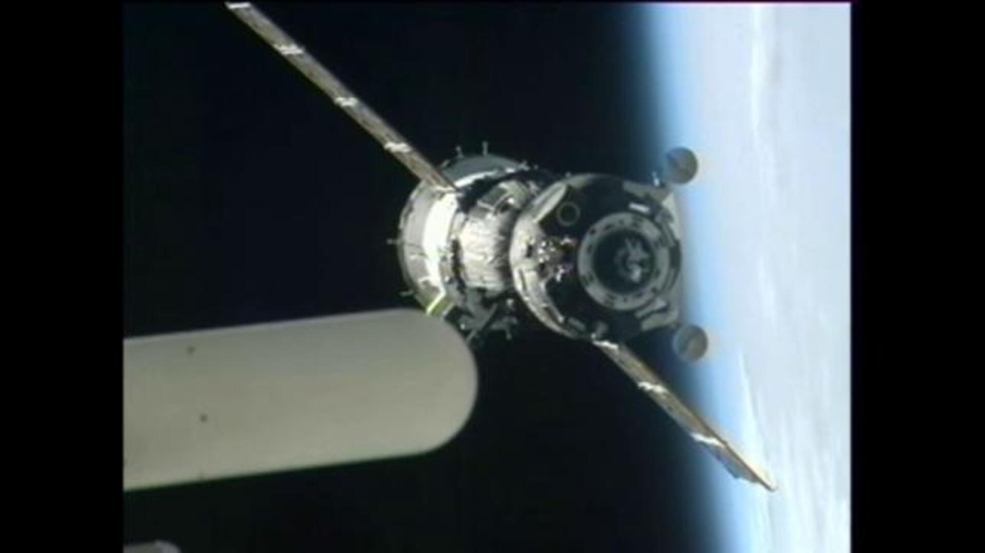 Una nave Soyuz con tres astronautas se acopla a la Estación Espacial Internacional