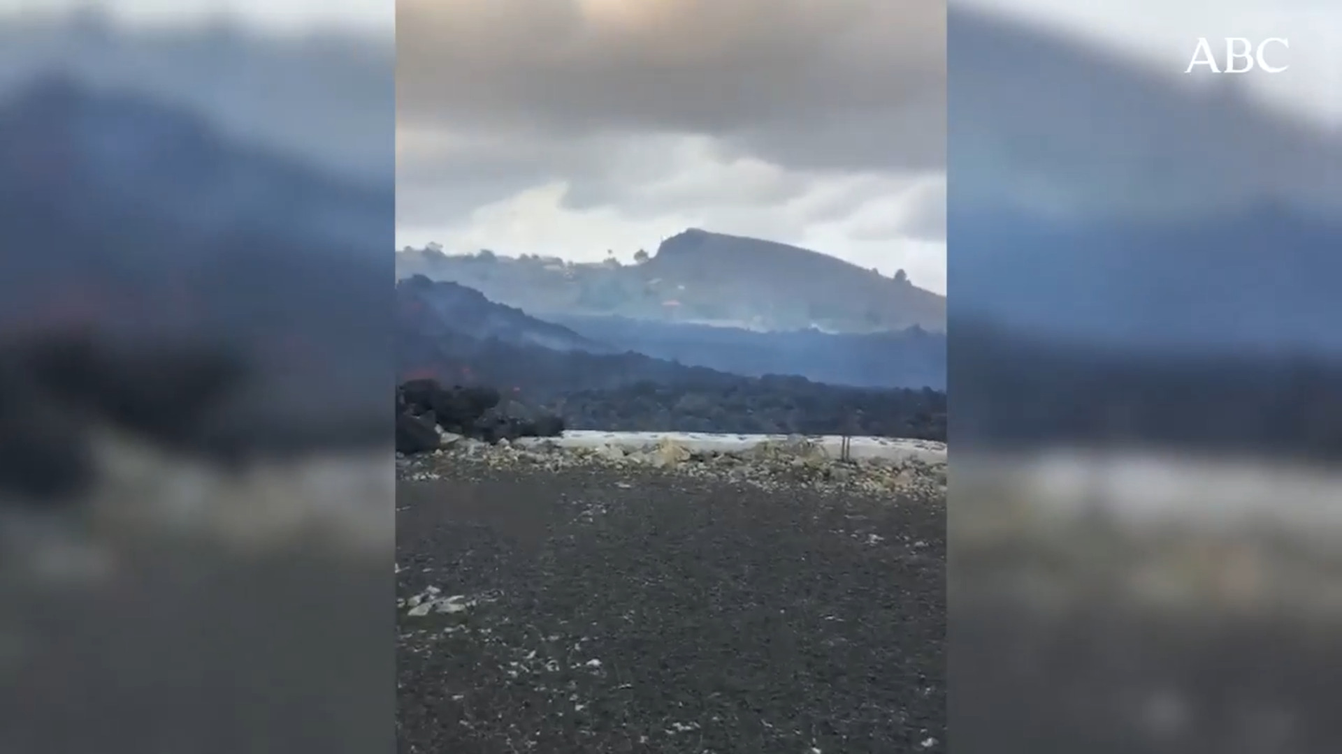 El avance de la lava que arrasa con todo a su paso