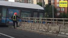 Un autobús del Mad Cool sin pasajeros queda suspendido de un puente de la M-11