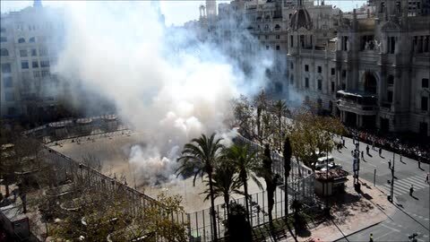 Vídeo: Pirotecnia del Mediterráneo debuta con una mascletà intensa e innovadora