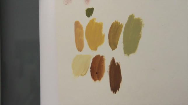 Vassallo, trabajando en su mesa de dibujo