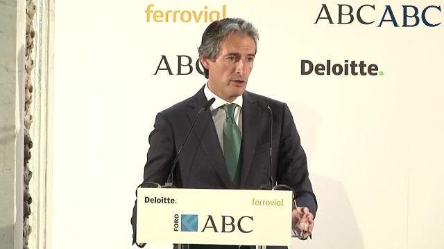El ministro de Fomento, Íñigo de la Serna, en el centro, a su llegada al foro
