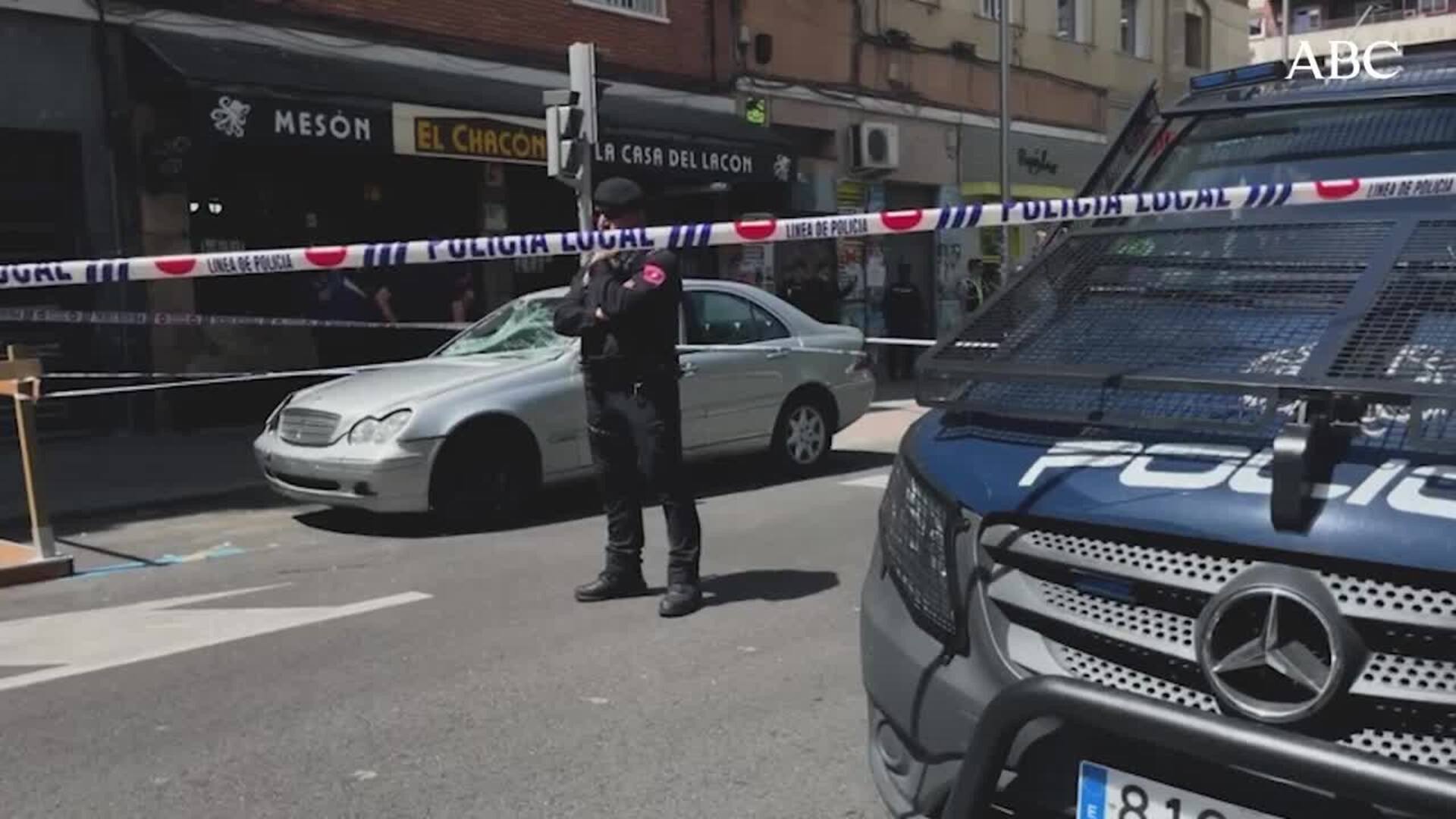 El cuerpo de uno de los fallecidos tendido sobre el asfalto tras el atropello en el paseo de Extremadura
