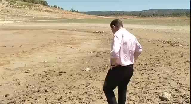 Page recorrió las inmediaciones del embalse de Entrepeñas